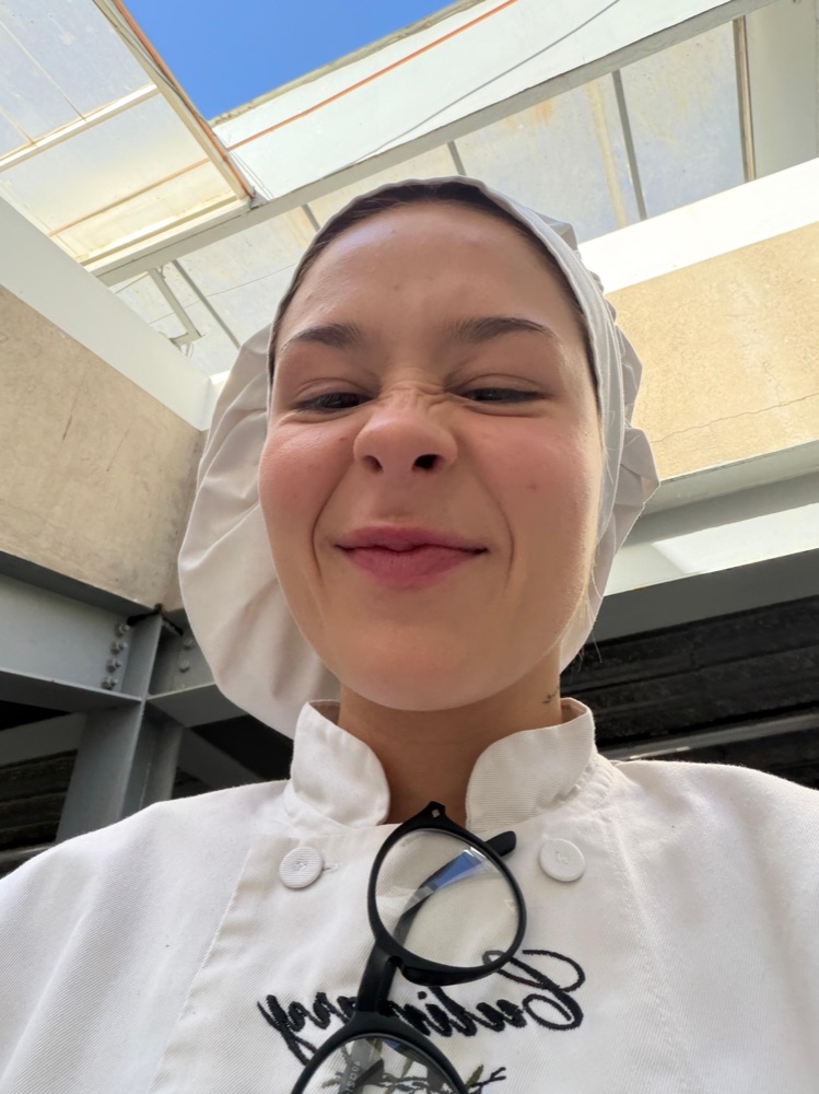 Antonia Jesús sonriendo en la cocina.