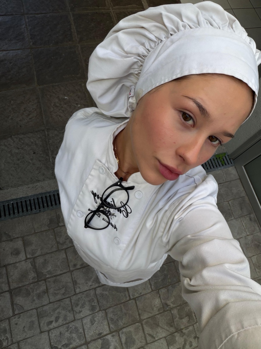 Antonia Jesús con su uniforme de chef.