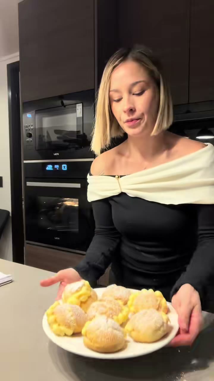 Bignè rellenos de crema pastelera espolvoreados con azúcar flor.