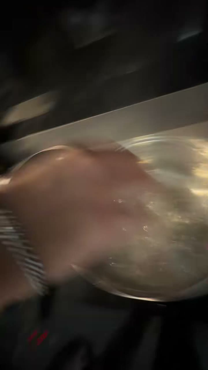 Spaghetti a la carbonara con panceta crocante y pimienta negra.