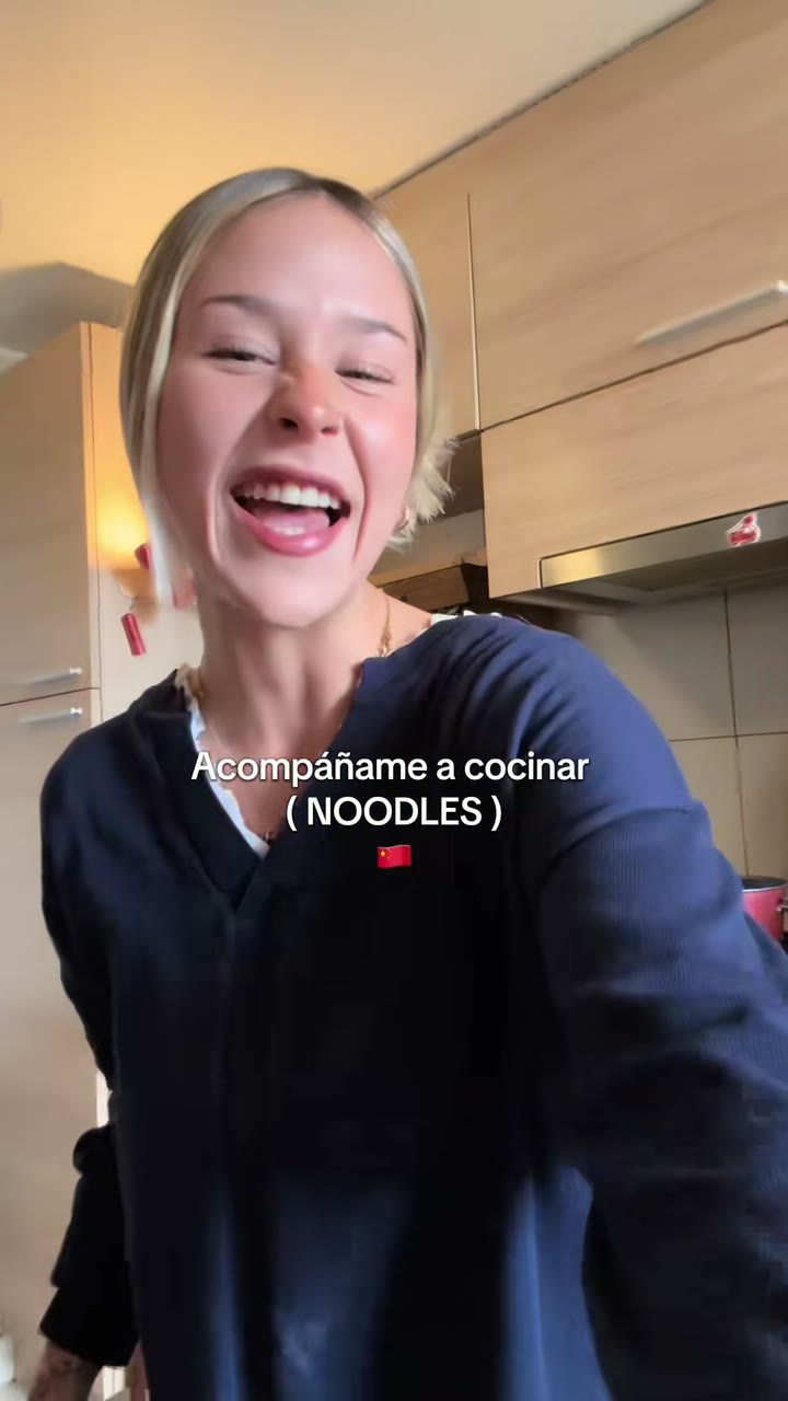 Noodles caseros de papa bañados en salsa con cebollín y semillas de sésamo.